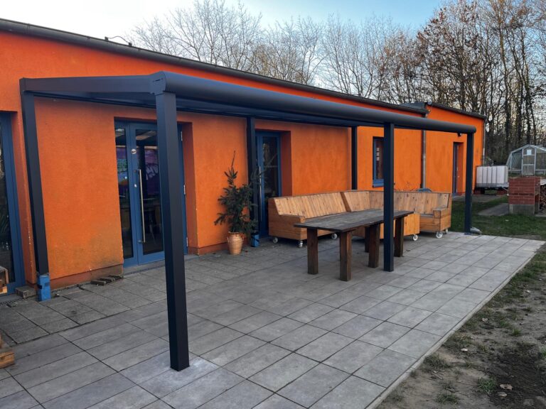 Überdachte Terrasse am SBZ Heizhaus