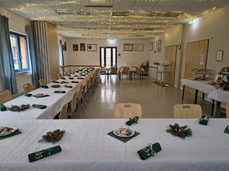 Saal des Heizhauses, mit für eine Feier gedeckten Tischen