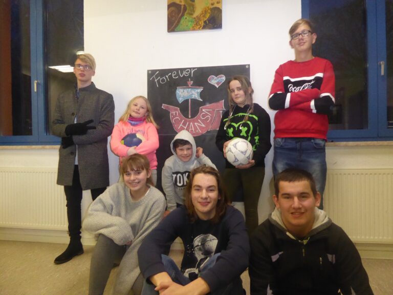 Kinder und Jugendliche posieren für ein Gruppenbild